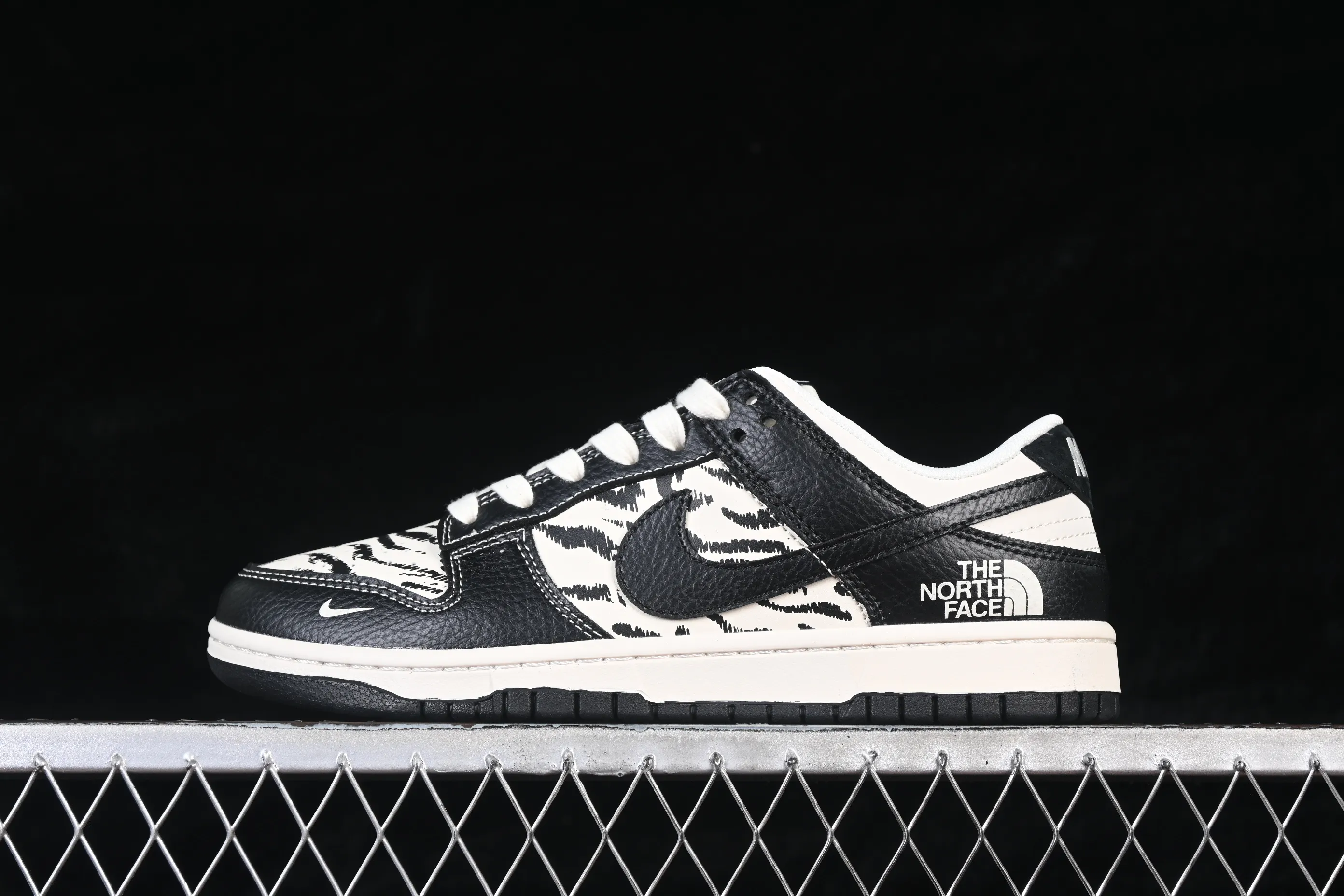 All categories Nk SB Dunk Series Nk SB Dunk Low High-end customized low-top sneakers Nike SB Dunk Low North Face co-branded Snow Mountain Beige and Black High-end customized low-top casual sneakers QW5836-028